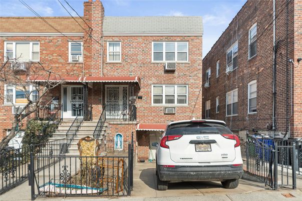 Exterior, Facade, Brick Facade, Rowhouse