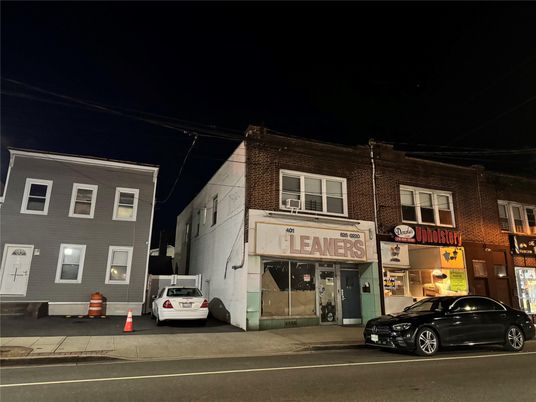 Exterior, Facade, Rowhouse