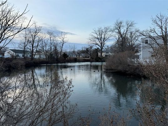 Exterior, Lake