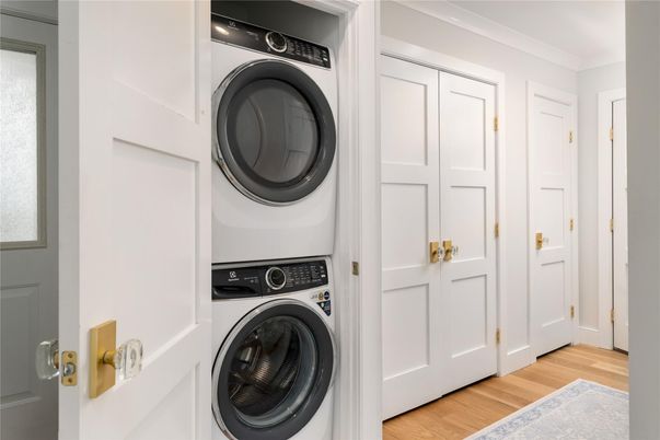 Interior, Utility Closets, Washer, Wood Texture Flooring