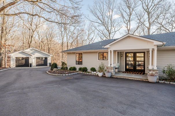 Exterior, Facade, Ranch