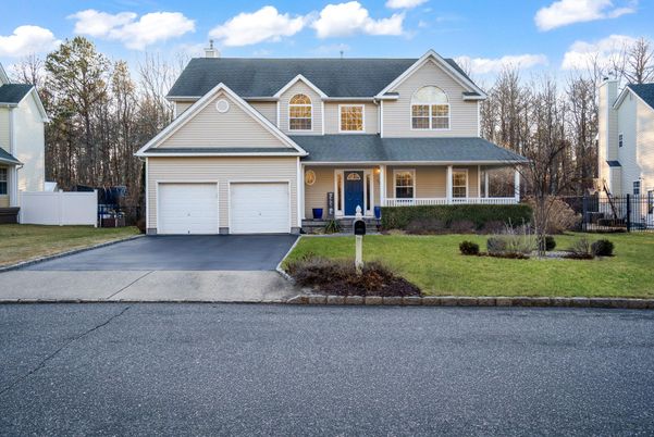 Attached, Exterior, Facade, Farmhouse