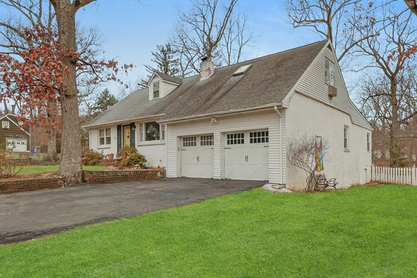 Attached, Exterior, Facade, Cape Cod
