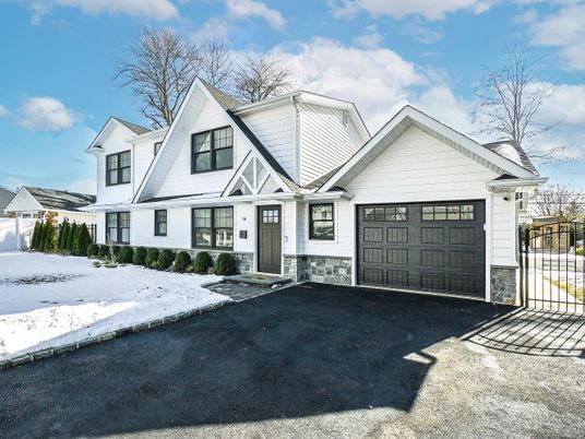 Attached, Exterior, Facade, Farmhouse
