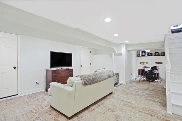 Fitness Equipment, Interior, Living room, Recessed Lighting, Wood Texture Flooring