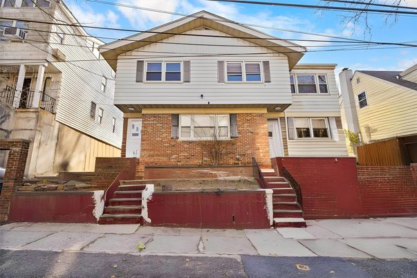 Exterior, Facade, Brick Facade, Split Level