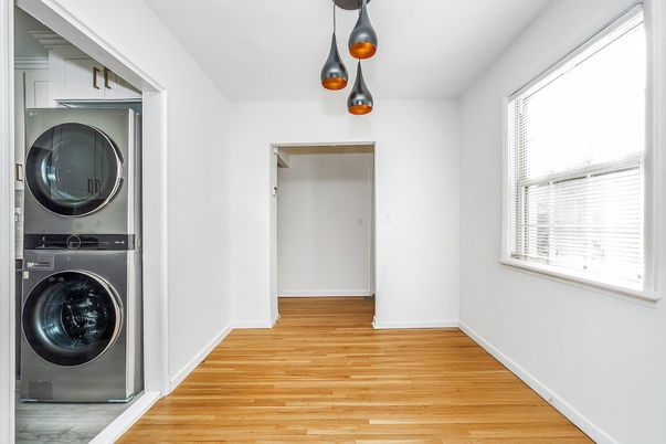 Interior, Utility Closets, Washer, Wood Texture Flooring
