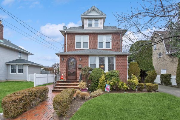 Exterior, Facade, Brick Facade, American Foursquare