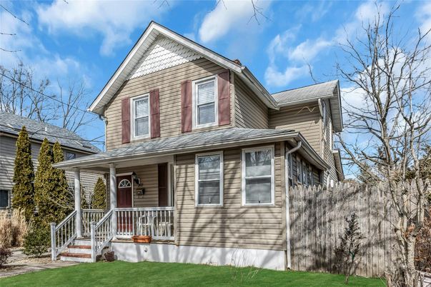 Exterior, Facade, Queen Anne Victorian