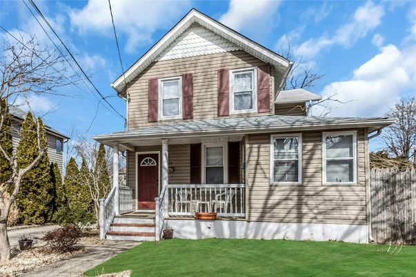 Exterior, Facade, Queen Anne Victorian