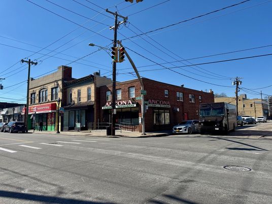 Exterior, Facade, Rowhouse