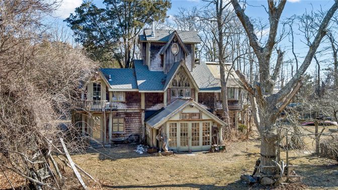 Exterior, Facade, Queen Anne Victorian