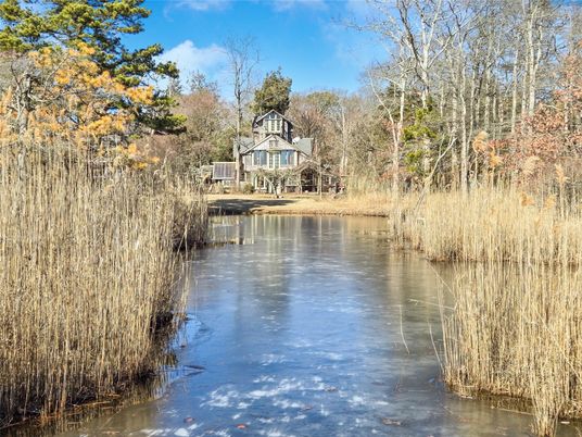 Exterior, Lake
