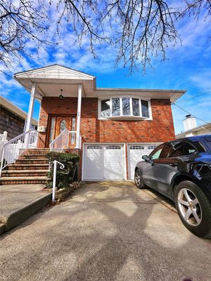 Attached, Exterior, Facade, Brick Facade, American Foursquare