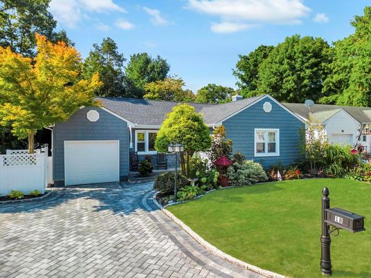 Attached, Exterior, Facade, Ranch
