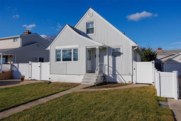 Exterior, Facade, Farmhouse