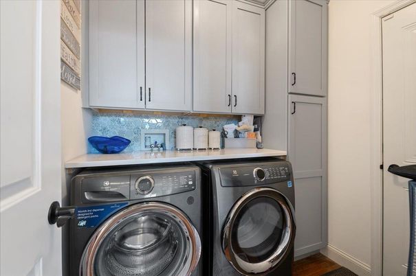 Interior, Utility Closets, Washer, Wood Texture Flooring