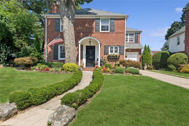 Attached, Exterior, Facade, Brick Facade, Georgian