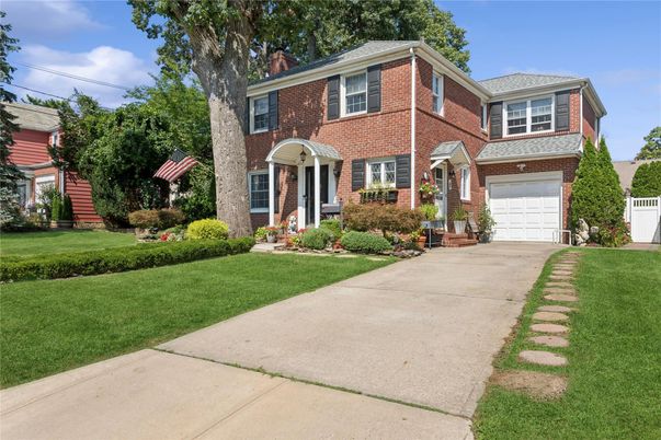 Attached, Exterior, Facade, Brick Facade, Georgian
