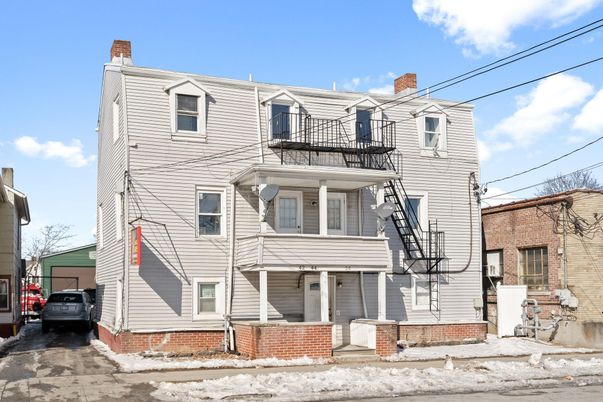 Exterior, Facade, Rowhouse