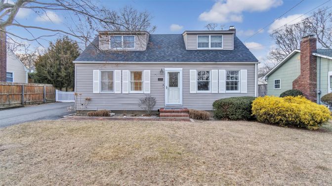 Exterior, Facade, Cape Cod