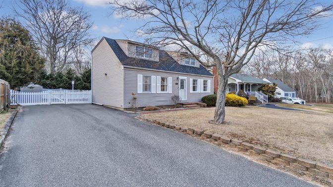 Exterior, Facade, Cape Cod