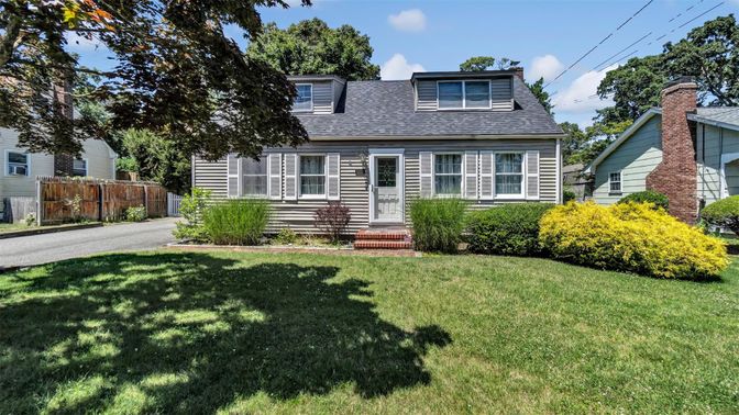 Exterior, Facade, Cape Cod