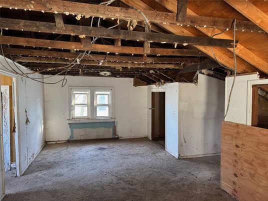 Empty room, Interior, Wooden Beams