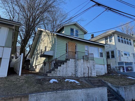 Exterior, Facade, American Foursquare