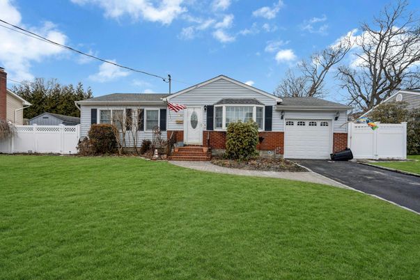 Attached, Exterior, Facade, Ranch