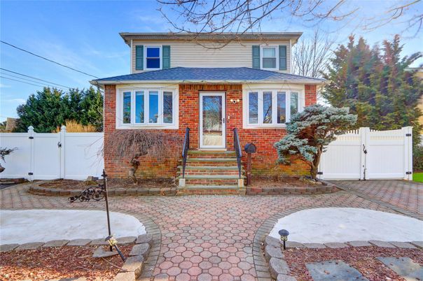 Exterior, Facade, Brick Facade, American Foursquare