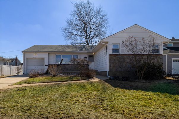 Attached, Exterior, Facade, Ranch
