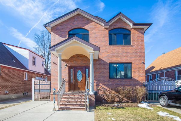 Exterior, Facade, Brick Facade, Rowhouse