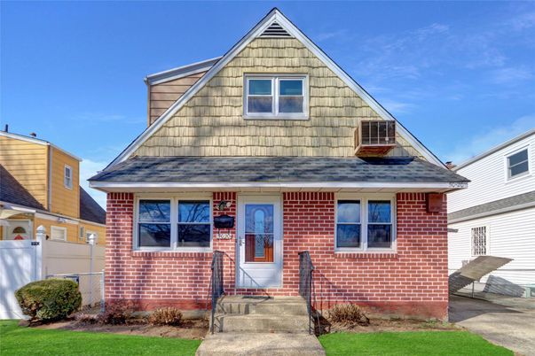 Exterior, Facade, Brick Facade, Queen Anne Victorian