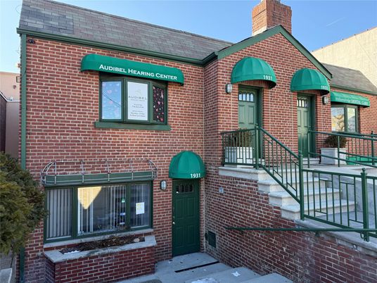 Exterior, Facade, Brick Facade, Rowhouse