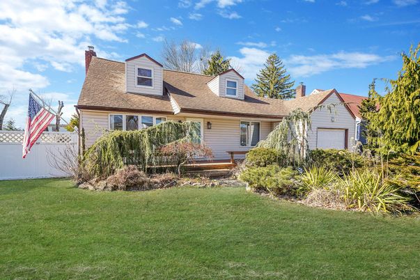 Attached, Exterior, Facade, Cape Cod
