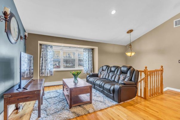 Interior, Living room, Pendant Lights, Recessed Lighting, Wood Texture Flooring