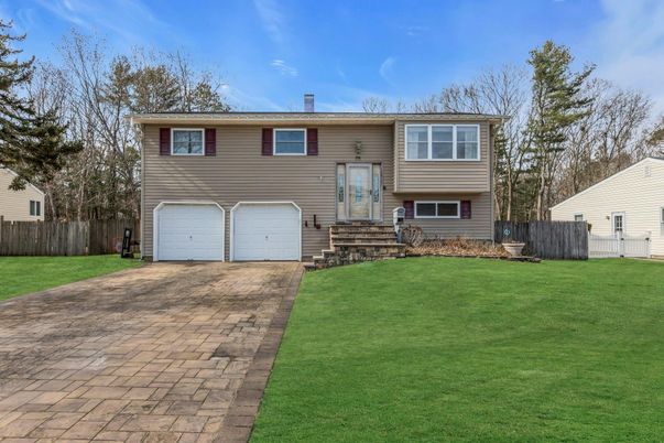 Attached, Exterior, Facade, Raised Ranch
