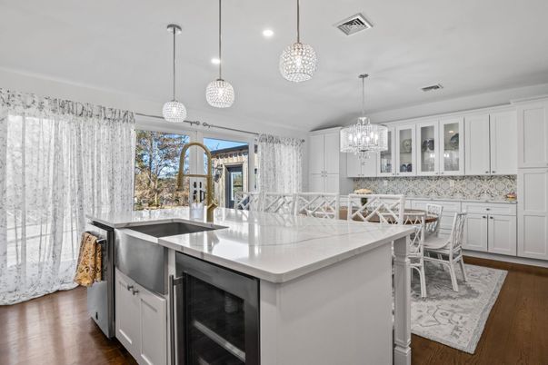 Chandelier, Dining room, Interior, Kitchen, Pendant Lights, Recessed Lighting, Wood Texture Flooring