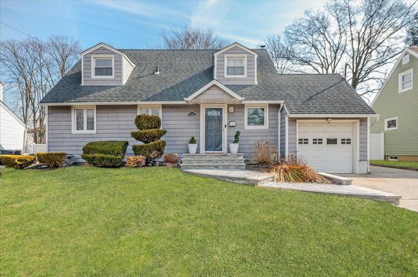 Attached, Exterior, Facade, Cape Cod