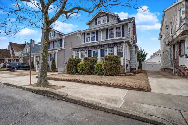 Exterior, Facade, American Foursquare