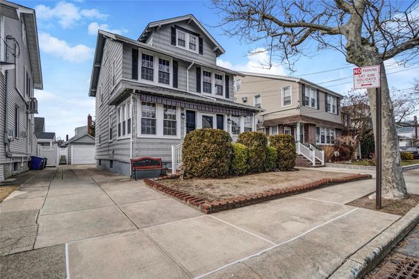 Exterior, Facade, American Foursquare