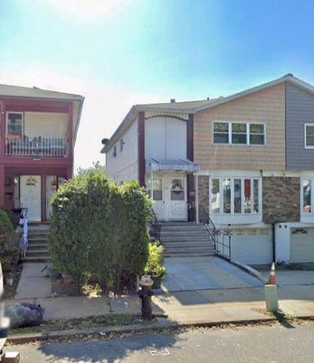 Attached, Exterior, Facade, Rowhouse