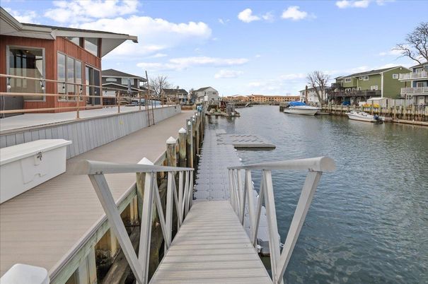 Exterior, Lake
