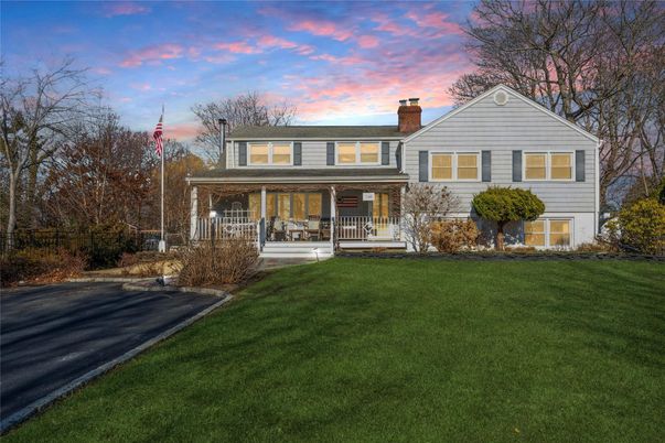 Exterior, Facade, Split Level