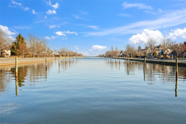 Exterior, Lake