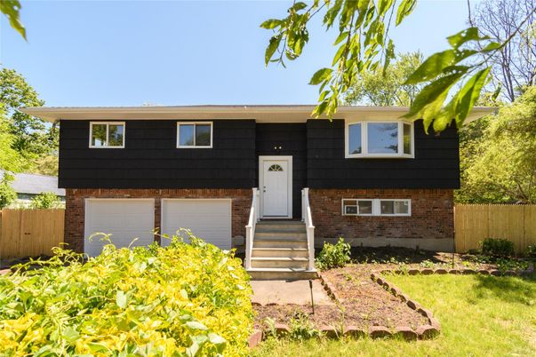 Attached, Exterior, Facade, Brick Facade, Raised Ranch