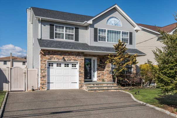 Attached, Exterior, Facade, Farmhouse