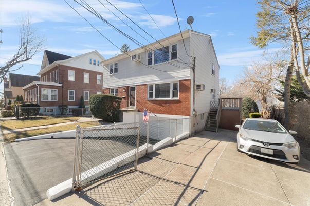 Exterior, Facade, Brick Facade, American Foursquare