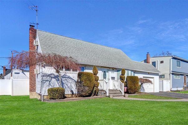 Attached, Exterior, Facade, Cape Cod